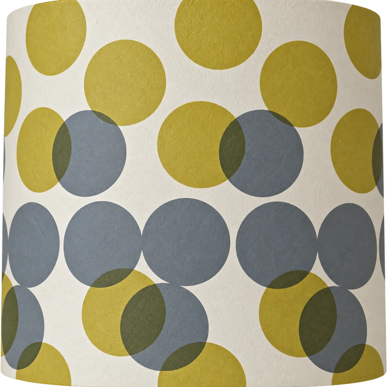 Gros plan d'un papier crème imprimé de grands cercles qui se chevauchent, en jaune olive et en gris bleuté.