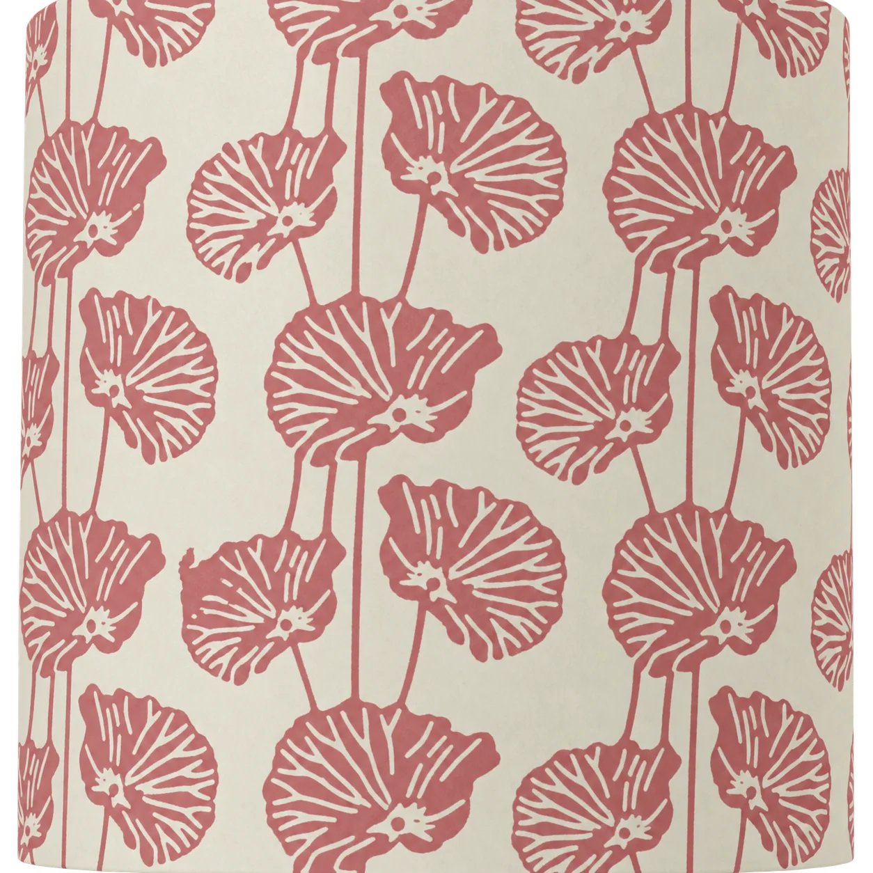 Gros plan sur un papier ou tissu beige décoré d'un motif répété de grandes feuilles de nénuphar rose poudré sur de longues tiges.