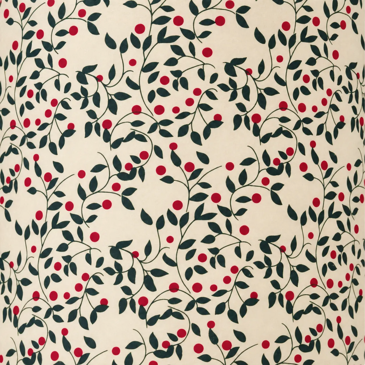 Gros plan sur un tissu crème décoré de branches de feuilles vert foncé et de petites baies rouges.