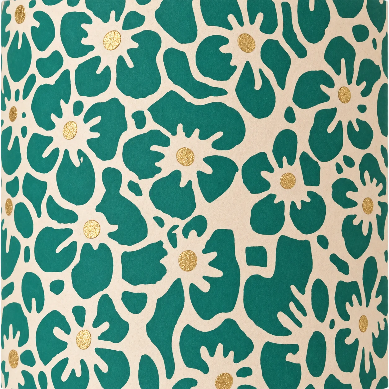 Gros plan d'un papier décoratif beige à motif de grandes fleurs vert émeraude dont les centres sont dorés.