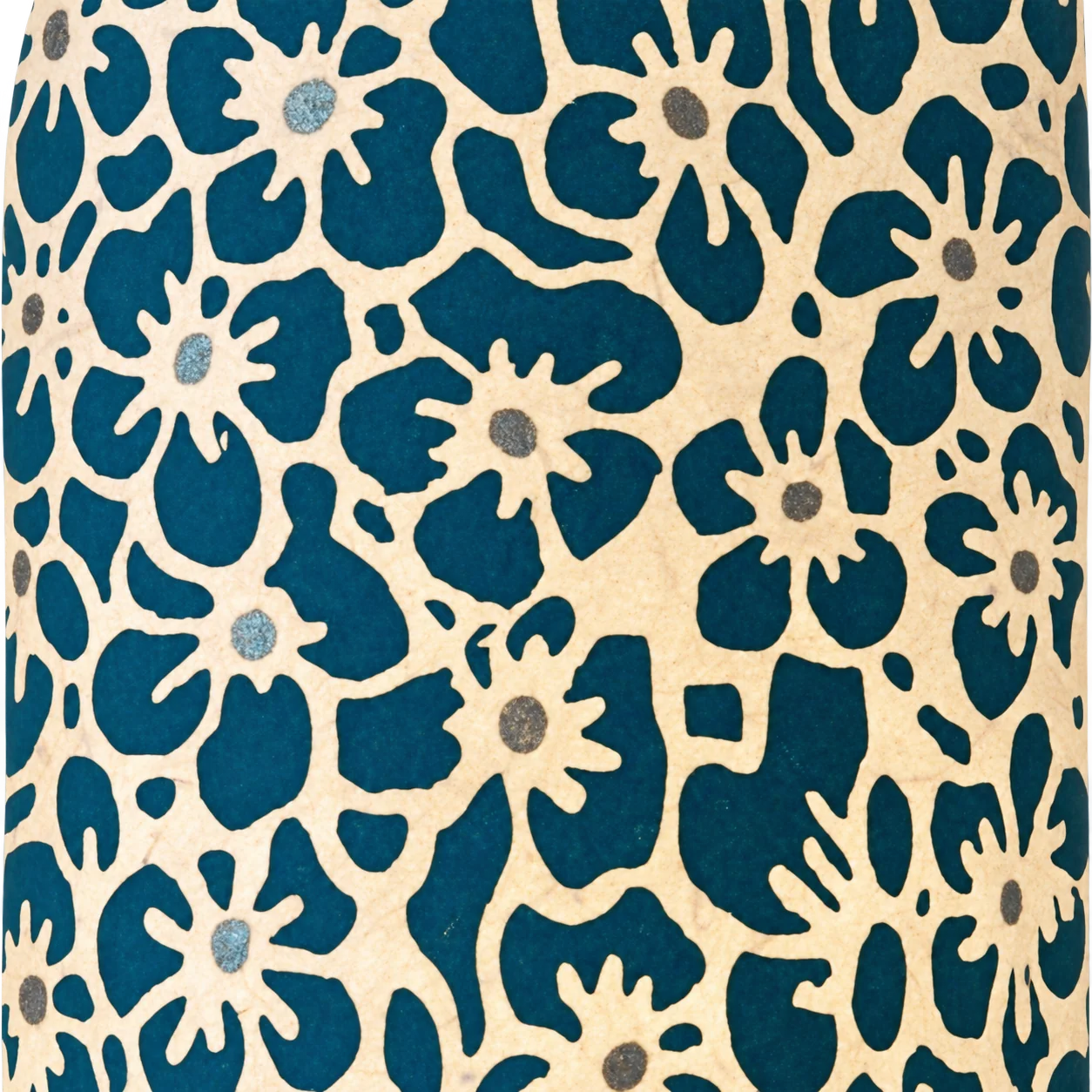 Gros plan d'un papier décoratif beige à motif de fleurs stylisées bleu-vert foncé avec des centres gris.