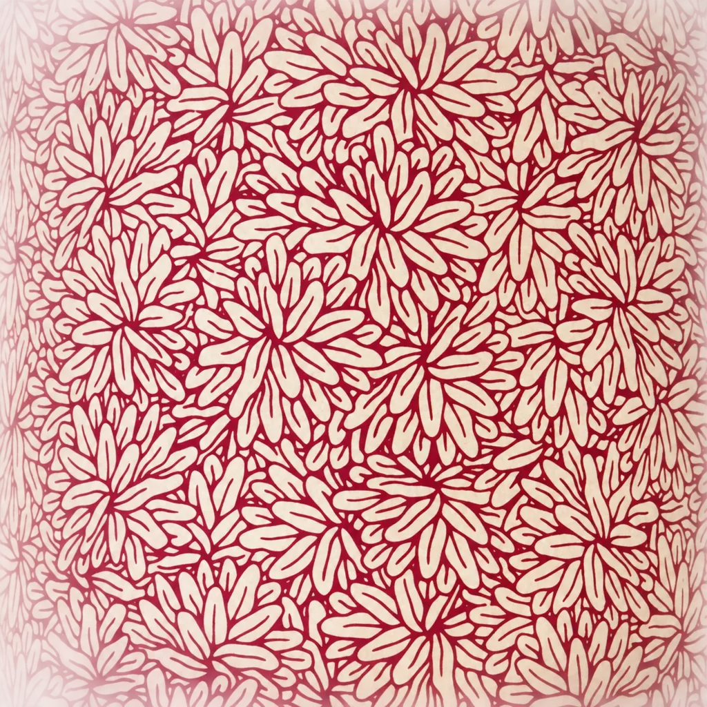 Gros plan sur un motif de fleurs stylisées crème sur fond rouge framboise, qui semble recouvrir un abat-jour rétroéclairé.