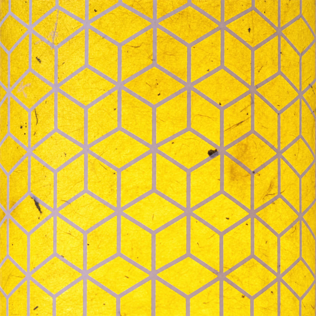 Gros plan sur un papier jaune texturé orné d'un motif géométrique de losanges dessinés par de fines lignes rose pâle.