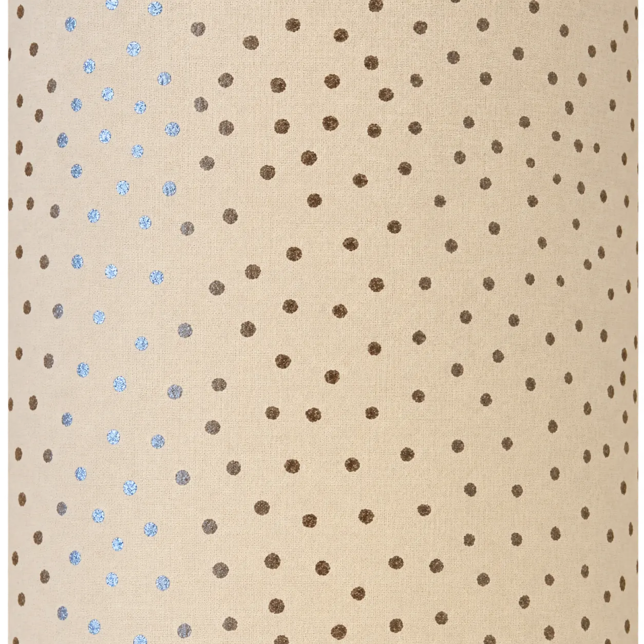 Gros plan sur un papier ou tissu beige décoré de petits pois métalliques argentés et dorés.