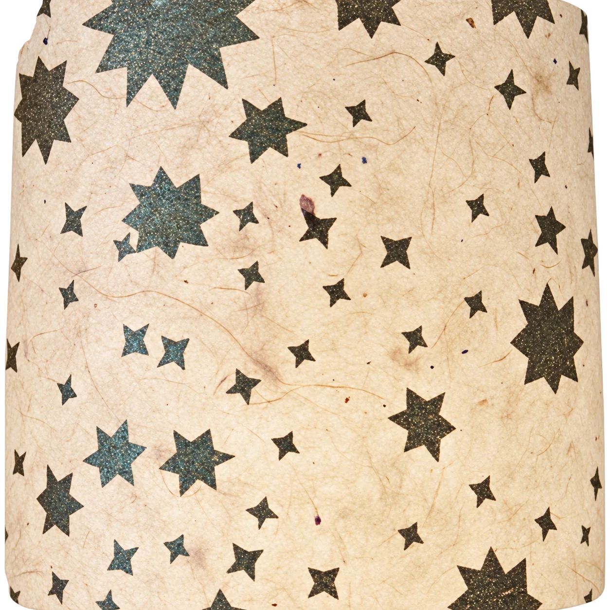 Gros plan sur un papier texturé de couleur beige, décoré d'étoiles grises et vert-de-gris de différentes tailles.