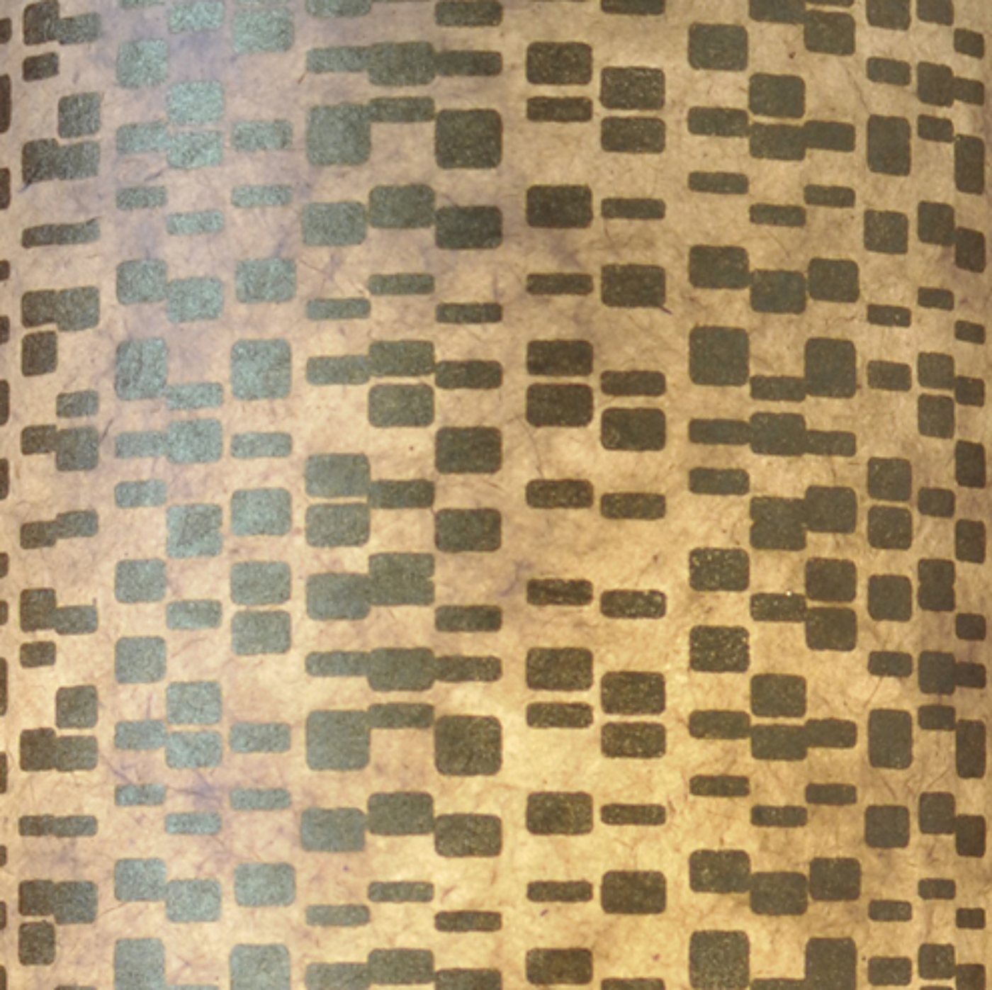 Gros plan sur un papier texturé beige orné d'un motif répété de petits rectangles arrondis gris-vert.