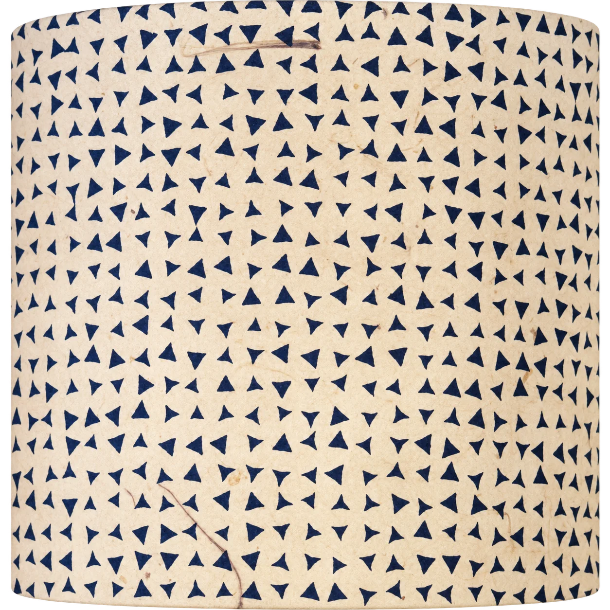 Gros plan sur un papier artisanal beige aux fibres visibles, décoré d'un motif répété de petits triangles bleu foncé.