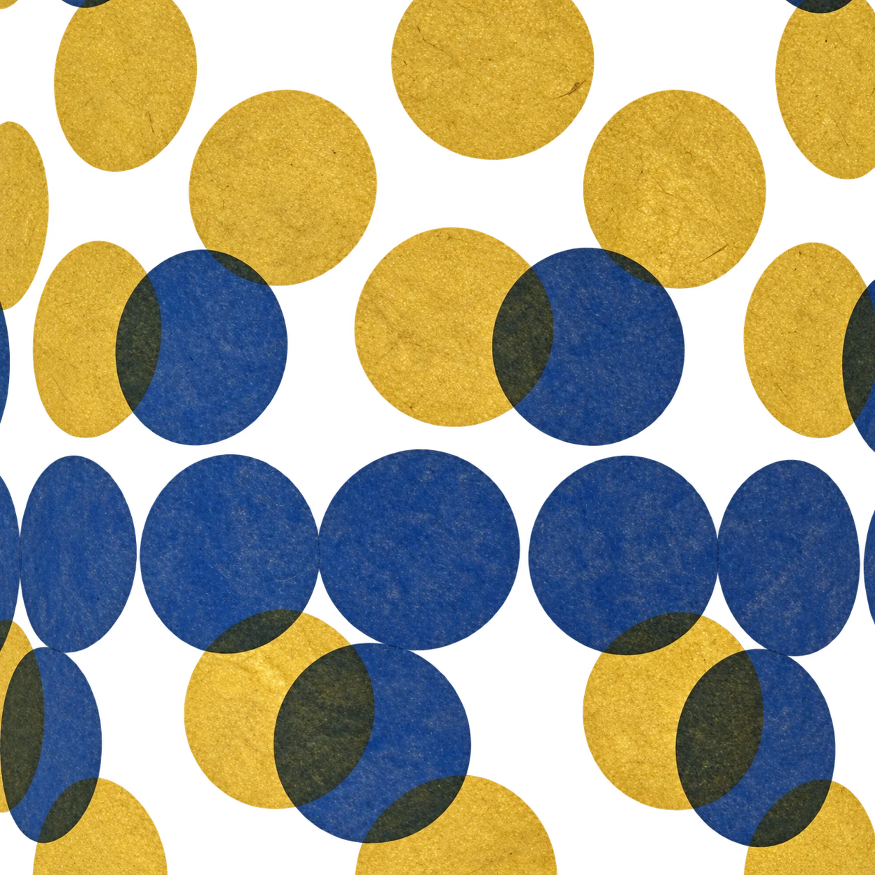 Gros plan sur un papier texturé translucide orné de grands cercles bleu foncé et jaune doré qui se chevauchent.