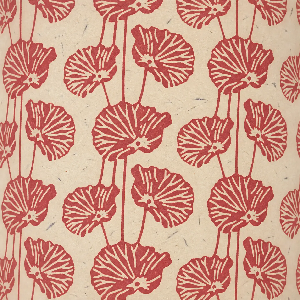 Gros plan sur un papier texturé beige imprimé de motifs de fleurs stylisées en rouge rosé disposées en colonnes verticales.