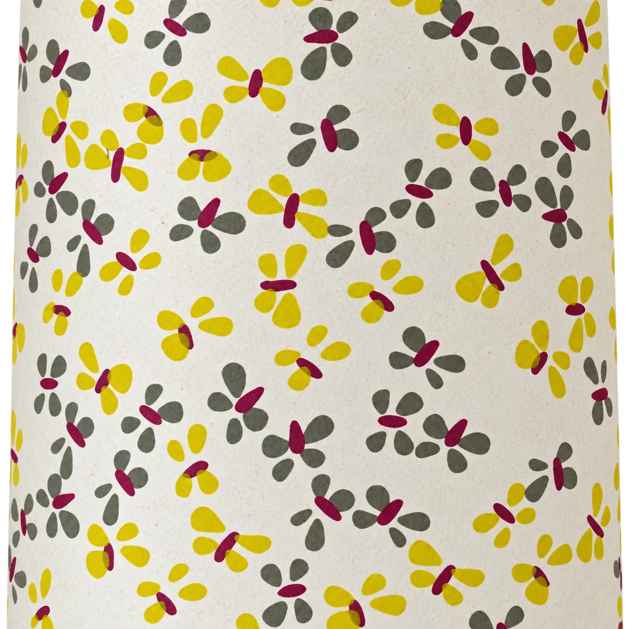 Gros plan sur un papier texturé beige décoré de petits papillons stylisés jaunes et gris aux corps bordeaux.