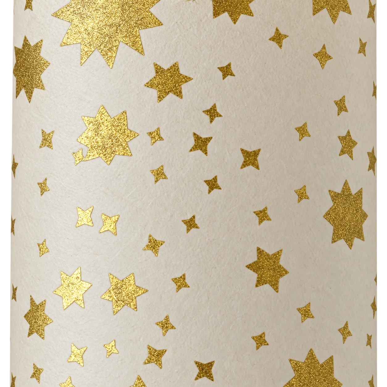 Gros plan sur un papier beige texturé décoré de nombreuses étoiles dorées de différentes tailles.