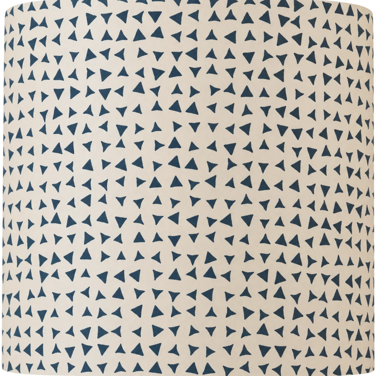 Gros plan sur un papier crème décoré d'un motif régulier de petits triangles bleu-gris.