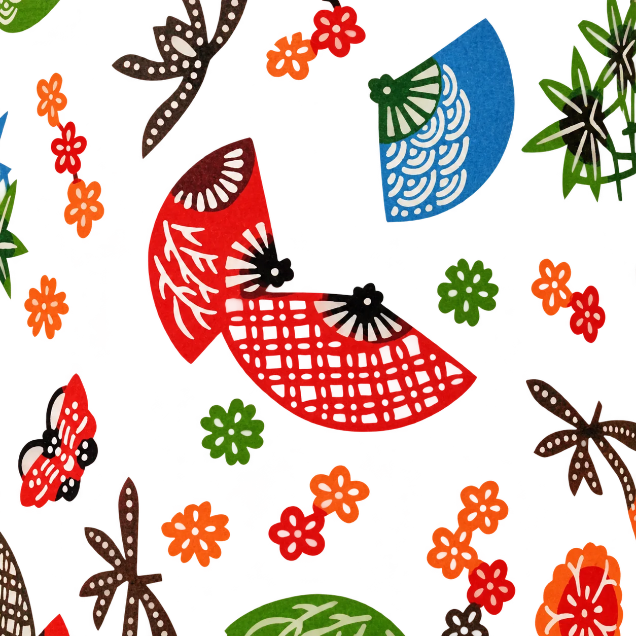 Gros plan sur un papier crème orné de motifs japonais d'éventails rouges et bleus, de petites fleurs orange et de feuillages verts.