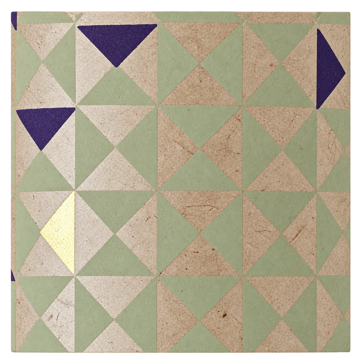 Gros plan sur un papier décoratif à motif de triangles vert sauge et kraft, avec quelques triangles violets et un triangle doré.