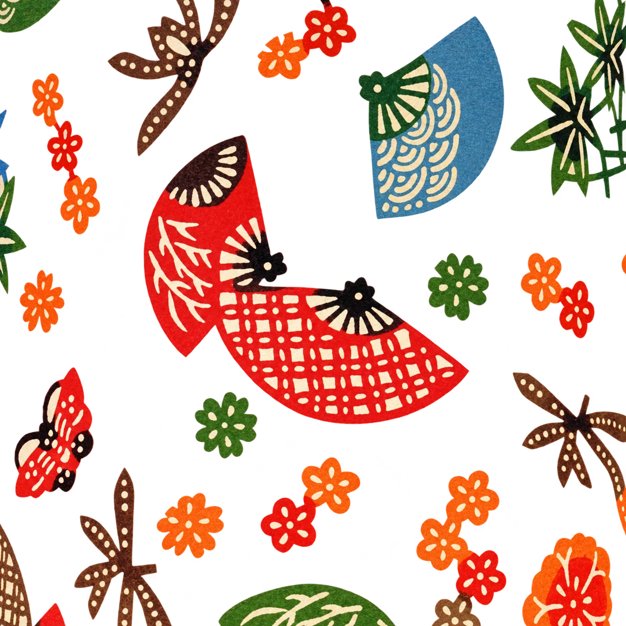 Gros plan sur un tissu crème décoré d'éventails rouges et bleus, de petites fleurs orange, de papillons et de branches de pin.